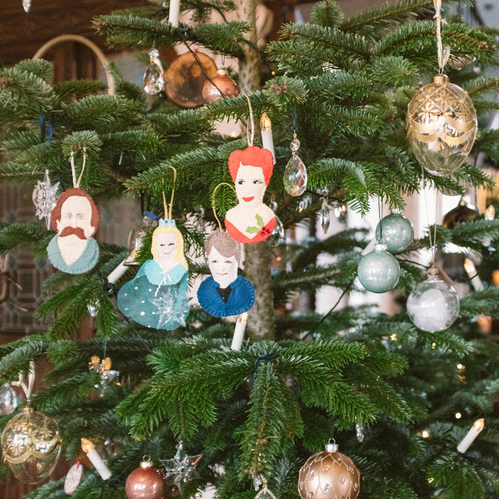 Escape to the Chateau decorations