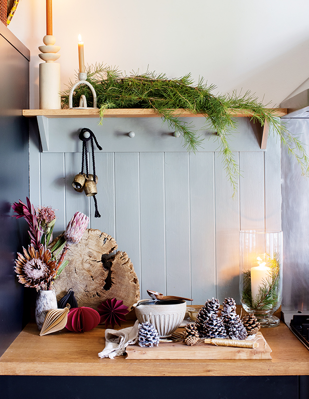 DIY: Waxed Pinecone Name Card Holders