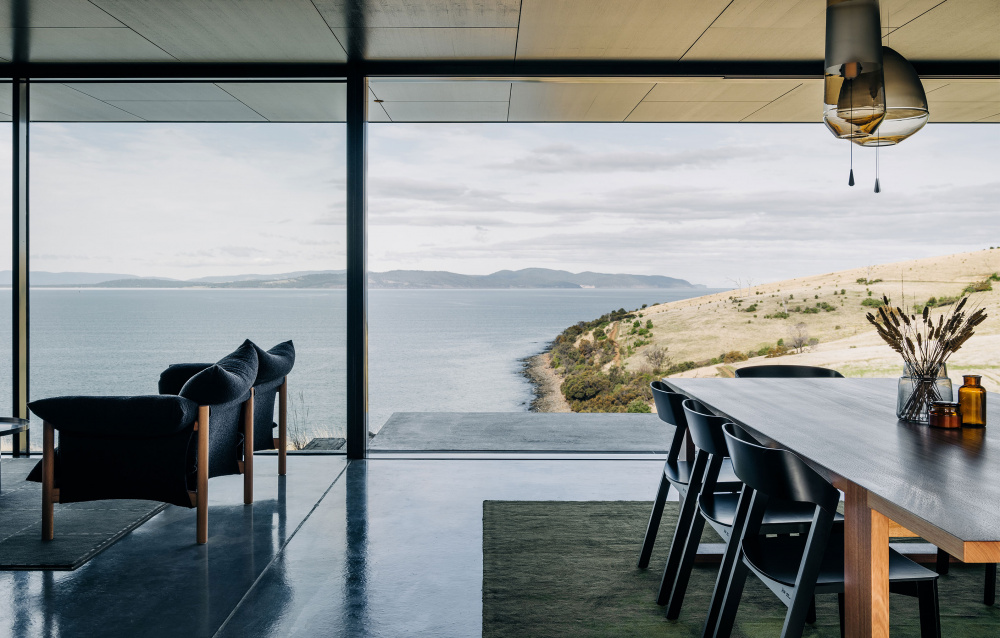 A Breathtaking Coastal Home On The Tasmanian Shoreline