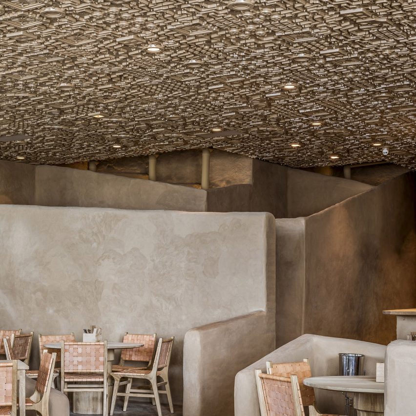 Relief ceiling features in Veneno restaurant in Guadalajara