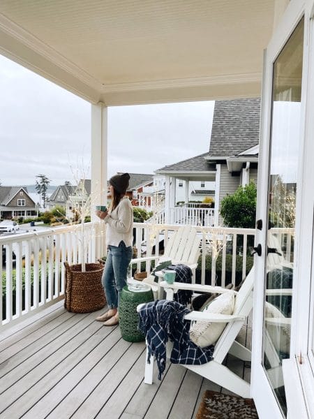 A Simple Winter Front Porch (+ My Method for Christmas Decorating that Won’t Feel Overwhelming)
