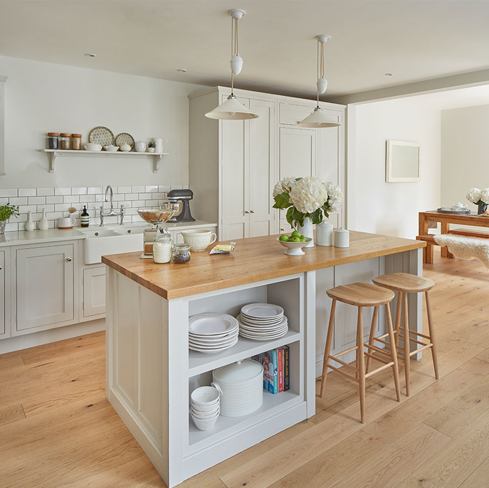 Traditional country cream kitchen with kitchen island with rise and fall pendant lighting