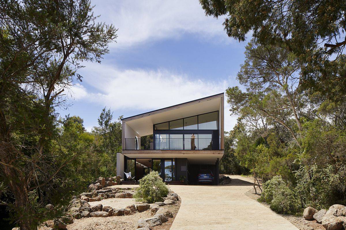 Native bushland around the site defines the location and design of this Aussie home