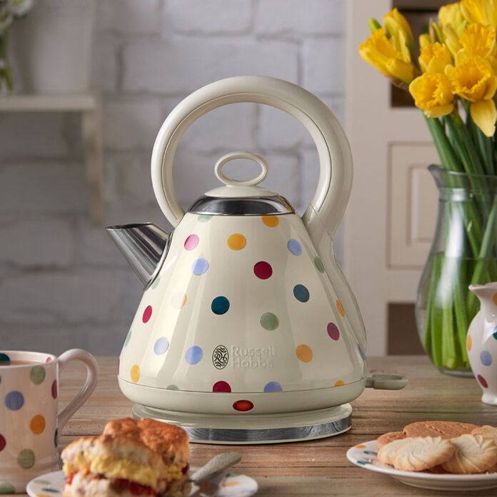 polka dot emma bridgewater kettle on wooden table with daffodils