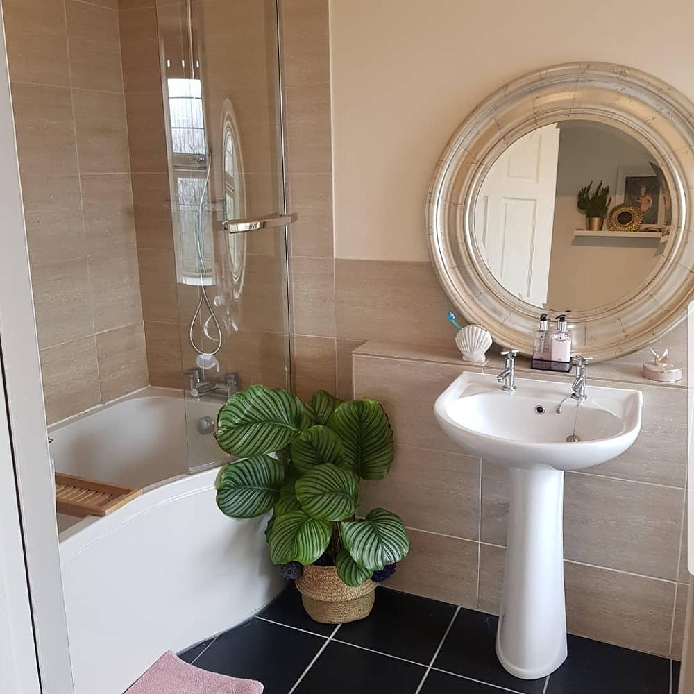 Homeowner spent just £124 turning this dull magnolia bathroom into a bright pink and blue haven