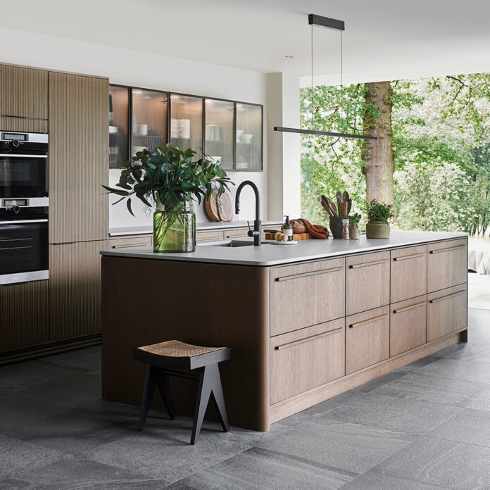 Walnut kitchen with large kitchen island and fluted surfaces