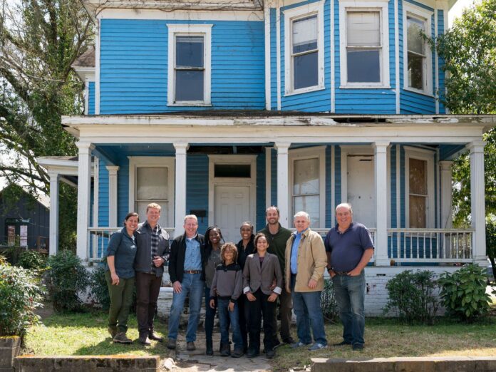 Family and TOH cast in front of the Atlanta House