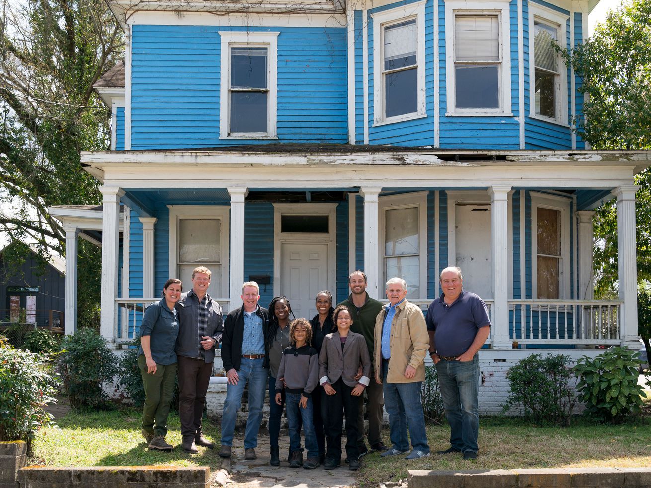 Family and TOH cast in front of the Atlanta House