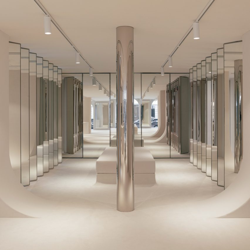 Image of a mirrored fitting area at the Courrèges store