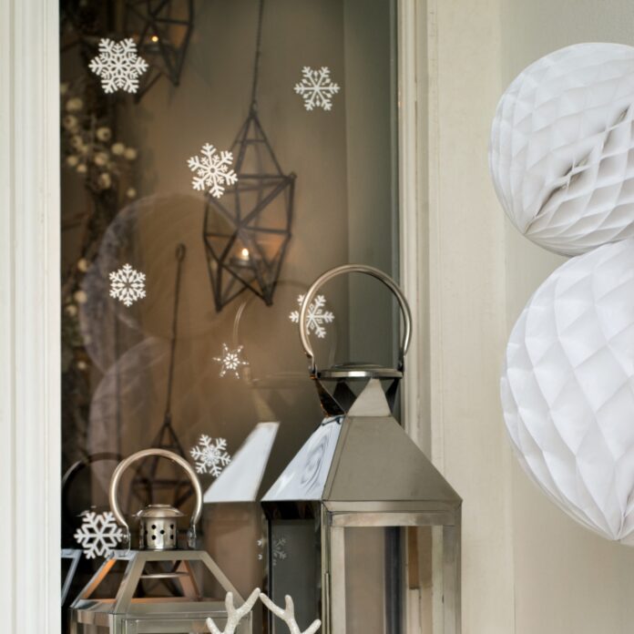 TikTok fans love this £3 DIY Christmas window chalk art