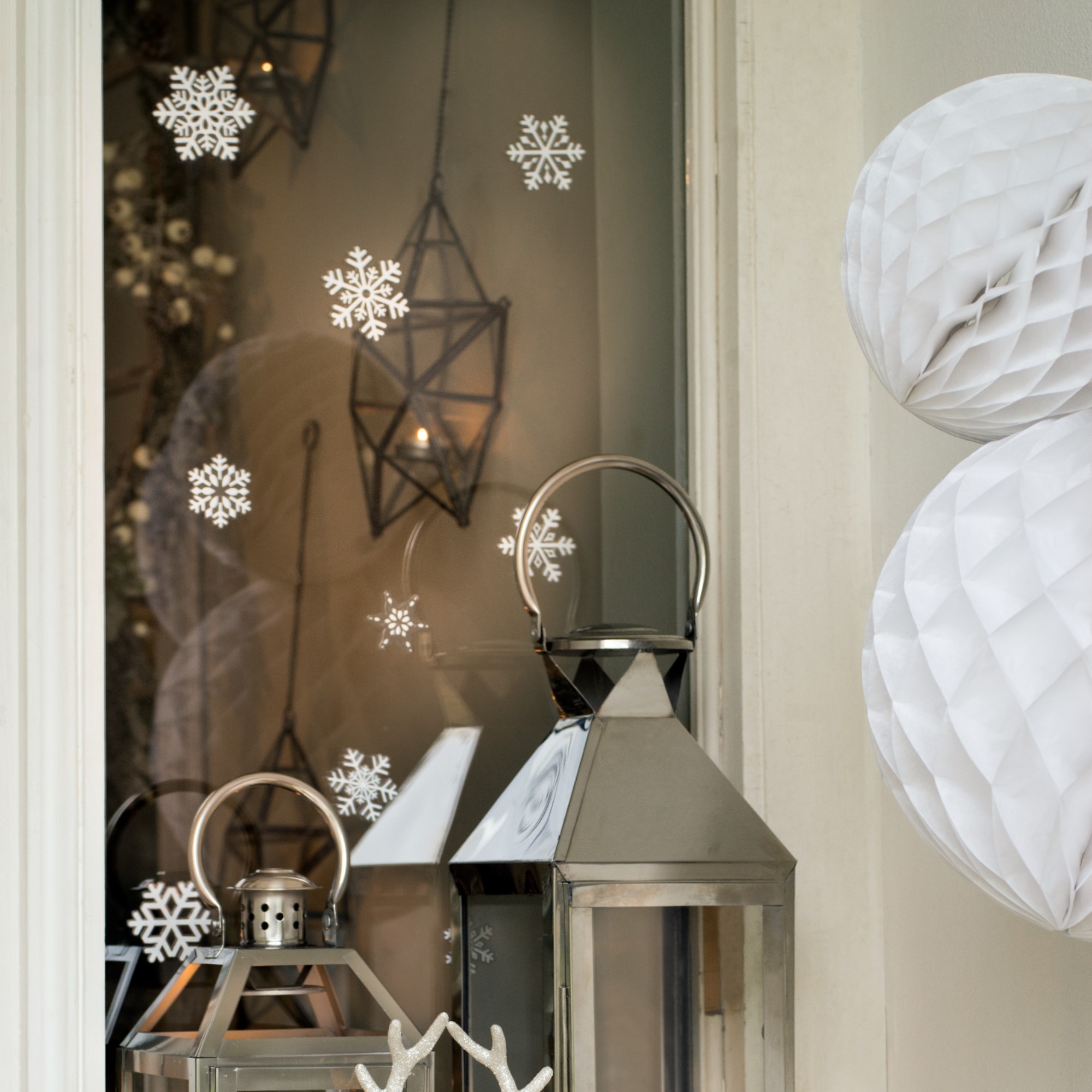 TikTok fans love this £3 DIY Christmas window chalk art