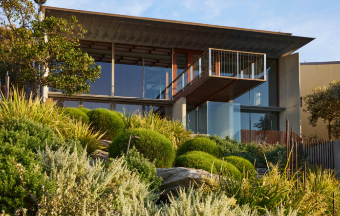 A Sculptural Cliffside Garden With Waterfront Views In Palm Beach