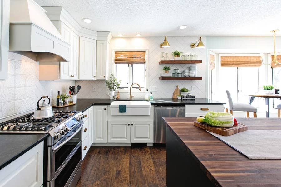 A kitchen using CliqStudios Shaker and Decorative cabinets in white around the perimeter and black for the island.