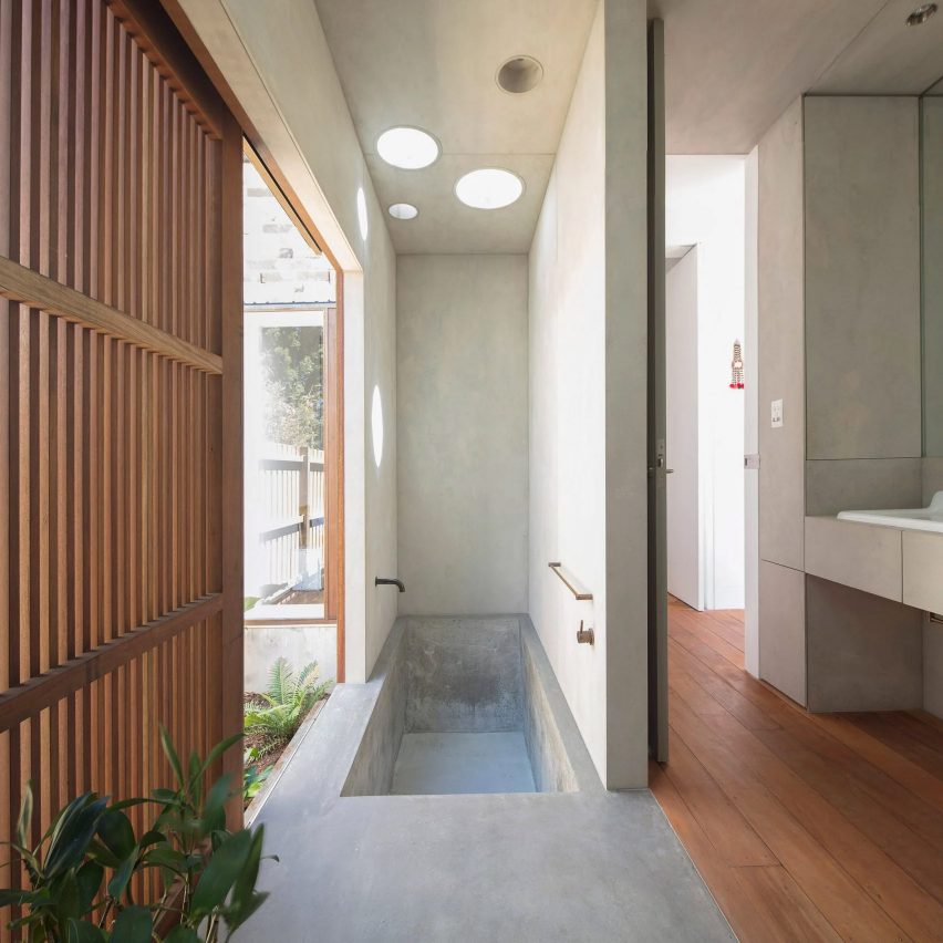Sunken concrete bath in Australian cottage