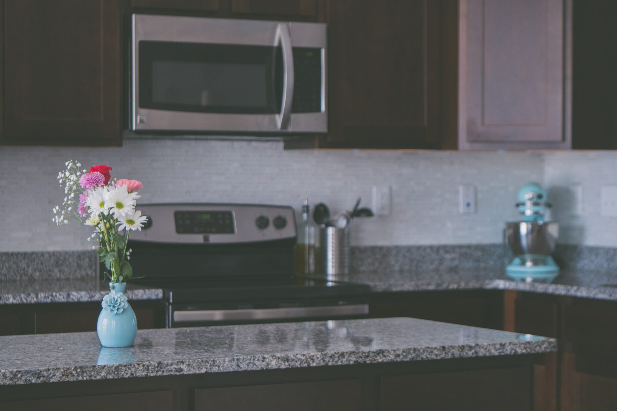 Granite vs. Quartz Countertops Which is Better for Your Kitchen