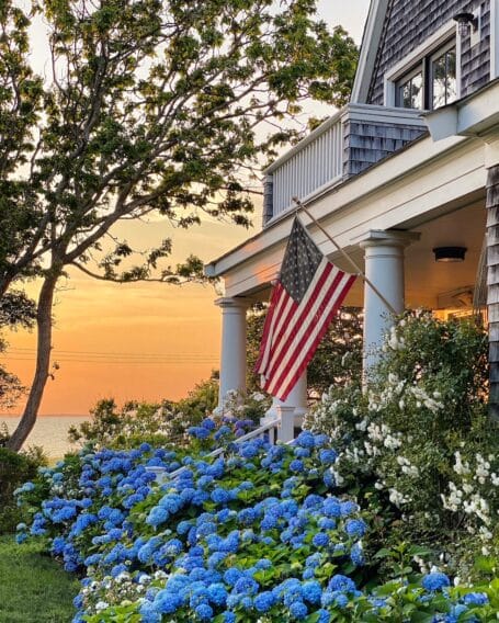 Patriotic Decor and Memorial Day Weekend: Sunday Strolls & Scrolls