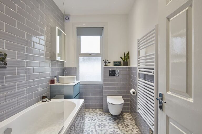 What’s The Difference Between A Modern And Traditional Bathroom?
