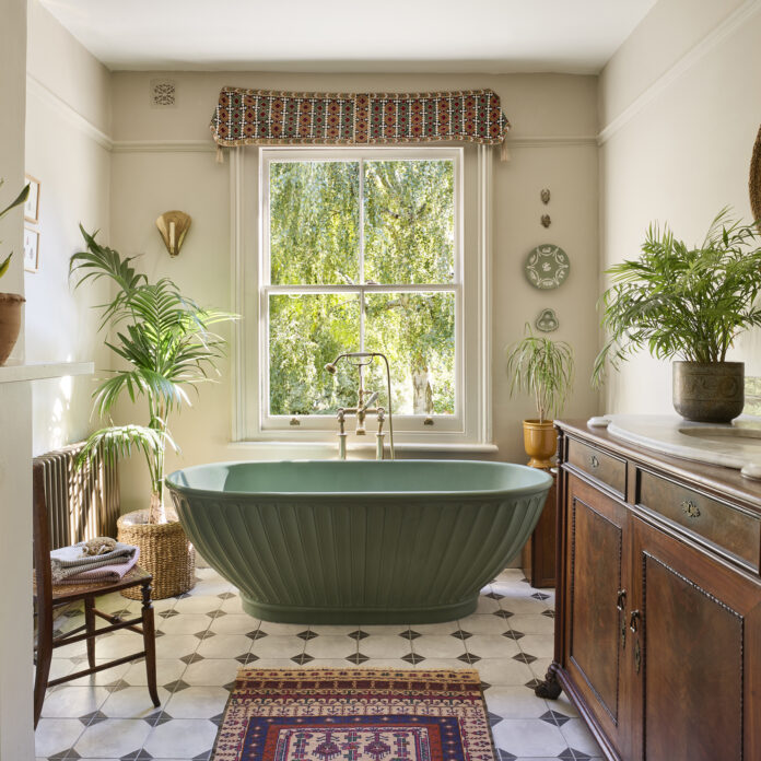 Nick Grimshaw's bath has the internet talking - and it's the colour of the season