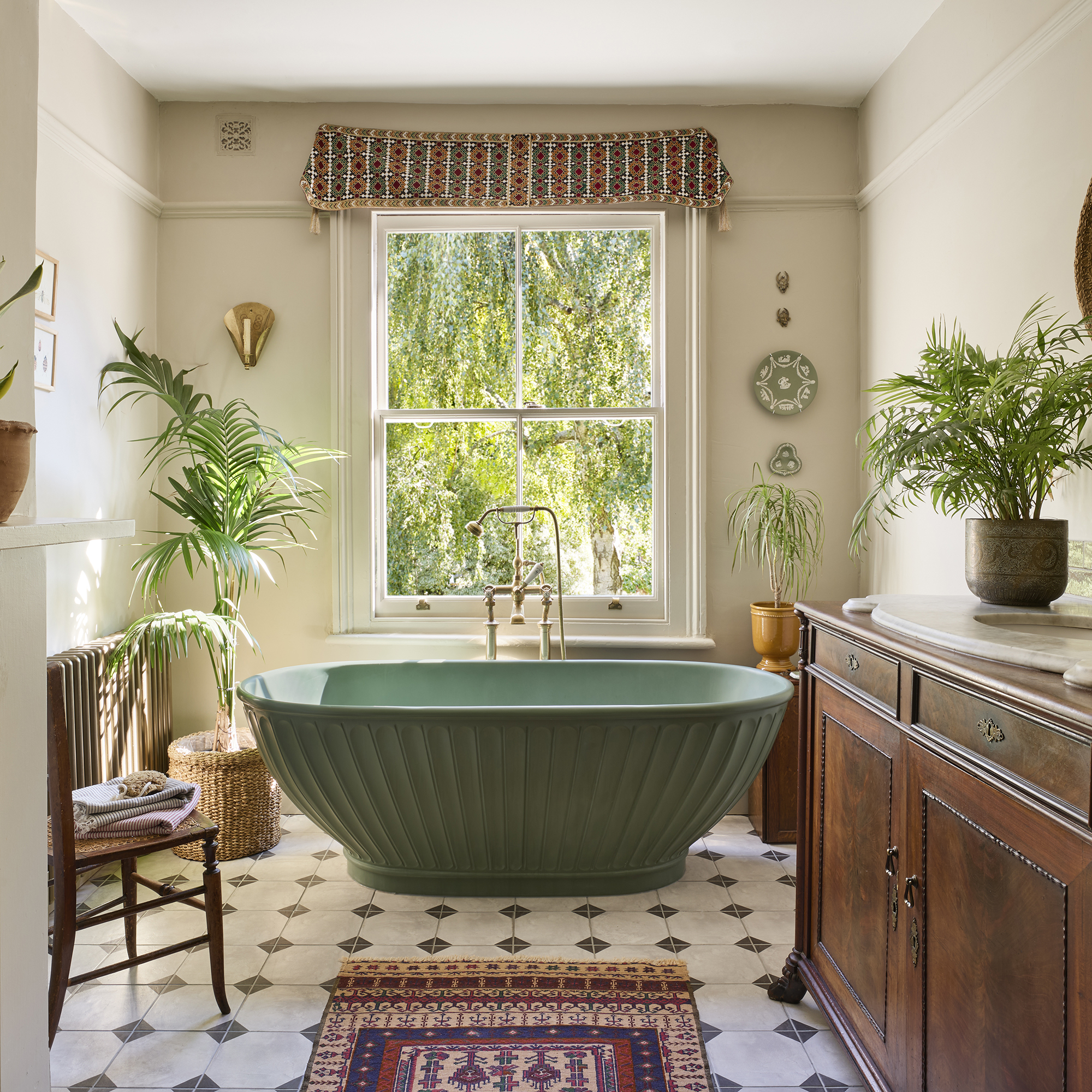 Nick Grimshaw's bath has the internet talking - and it's the colour of the season