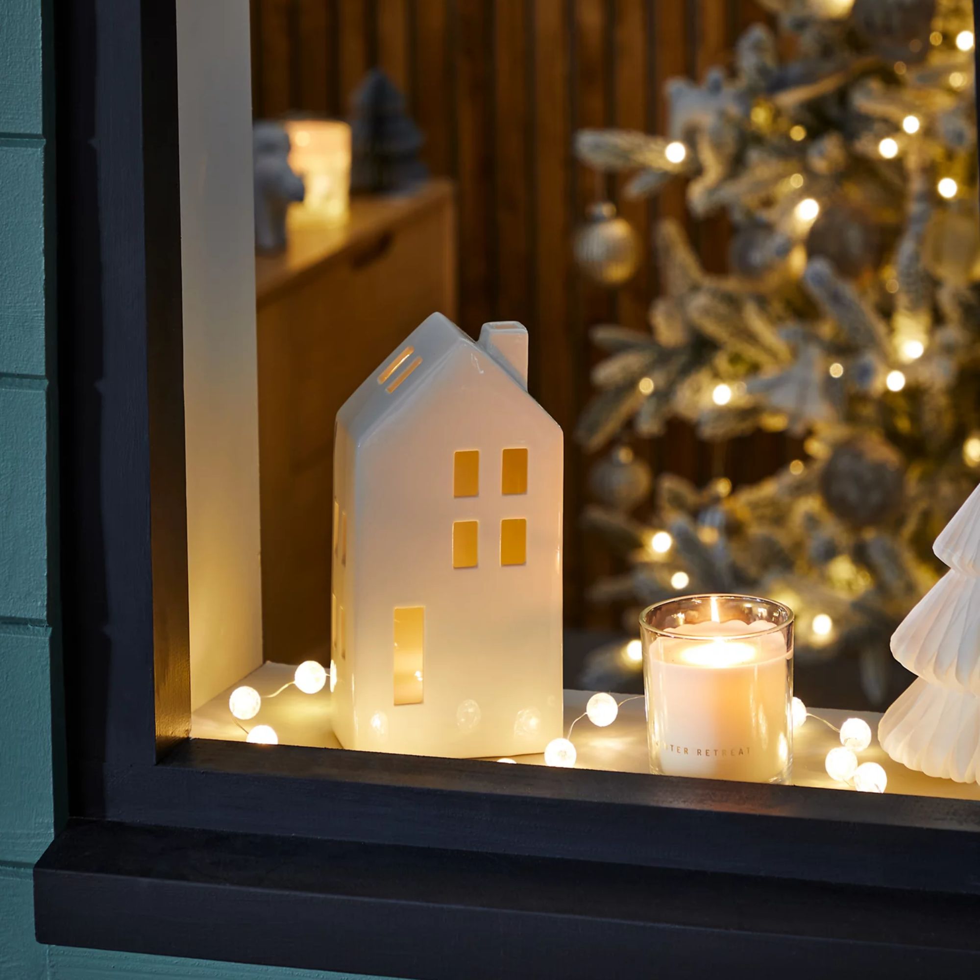 The Christmas light-up house trend is a VBD this year, and here's why